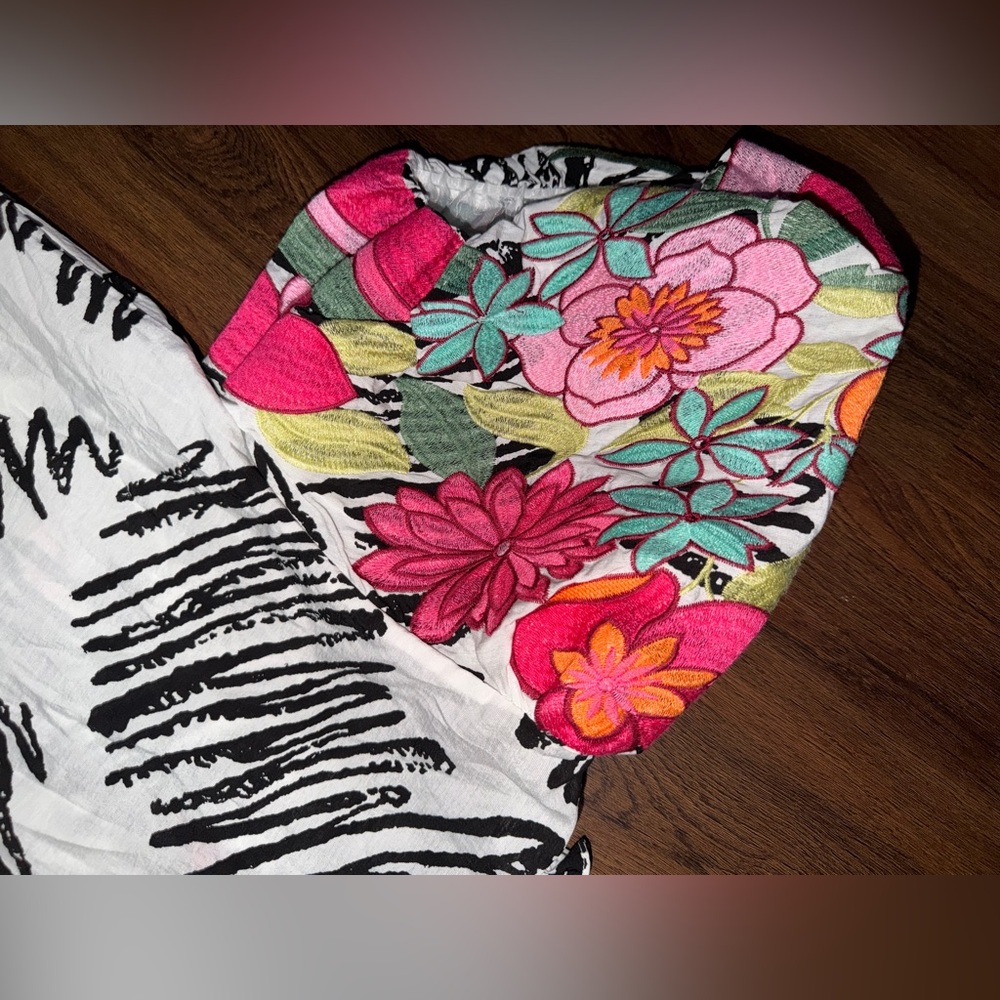 THML embroidered
Tropical Pop Puff Sleeve
Top blouse $98 S casual boho spring - Picture 12 of 12